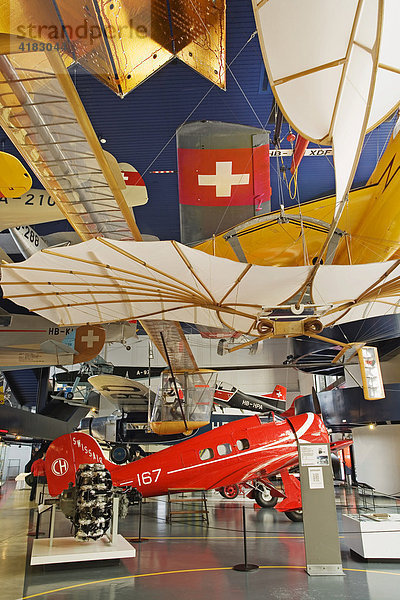 Ausgestellte Flugzeuge und Fluggeräte im Verkehrsmuseum Luzern  Schweiz