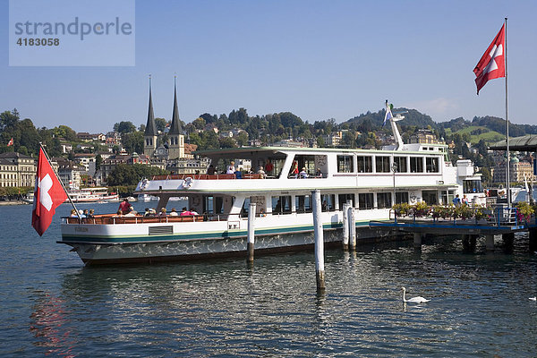 Schiff auf dem Vierwaldstätter See und Hofkirche bei Luzern  Schweiz  Europa