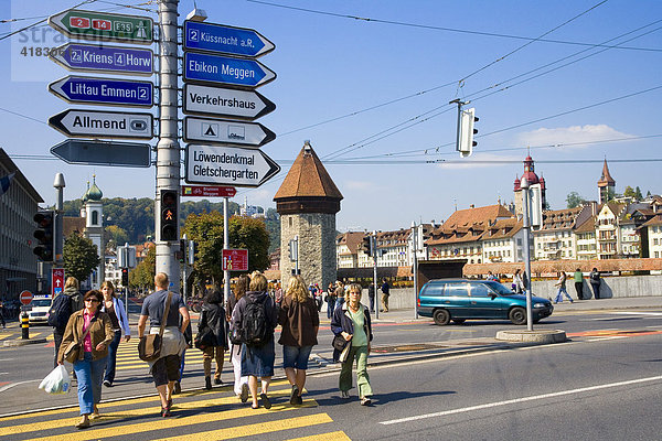 Fußgänger und Verkehrsschilder mit Kapellbrücke  Luzern  Schweiz  Europa