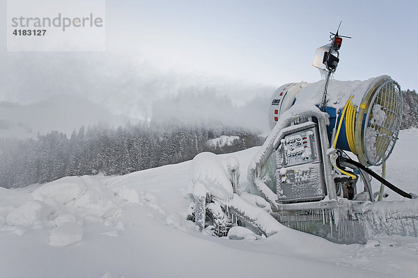 Schneekanone erzeugt Kunstschnee auf der Riggisalp  Schwarzsee  Freiburg  Schweiz  Europa