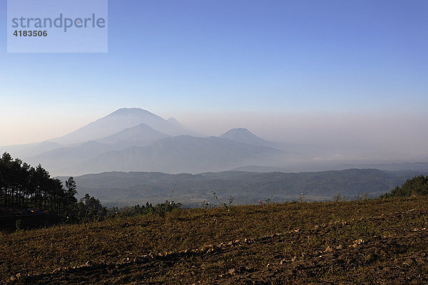 Blick von Candi Gedung Songo Tampelanlage Vulkan-Kette von Zentral-Java  Indonesien