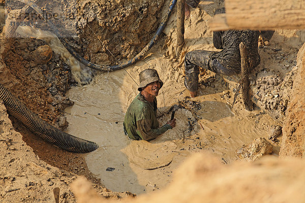 Arbeiter in Diamanten-Mine  Cempaka  Süd-Kalimantan  Borneo  Indonesien