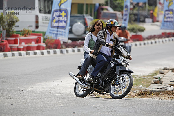 Motorradfahrer in Pangkalanbun  Zentral-Kalimantan  Borneo  Indonesien