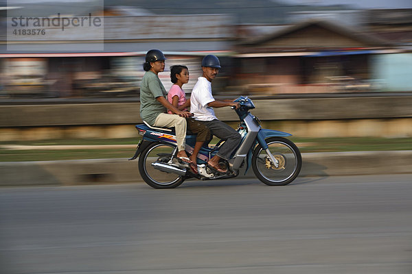 Familie auf Motorrad in Tenggarong  Ost-Kalimantan  Borneo  Indonesien