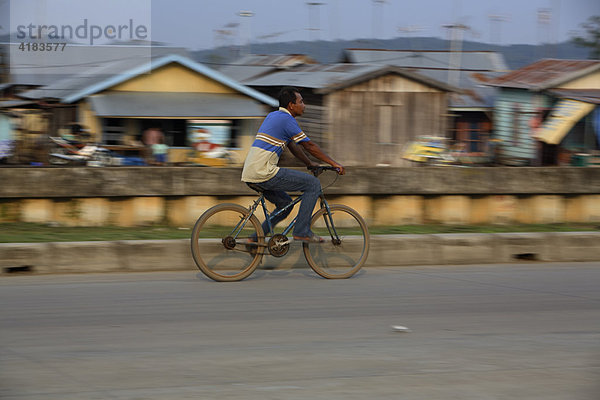 Mann auf Fahrrad in Tenggarong  Ost-Kalimantan  Borneo  Indonesien