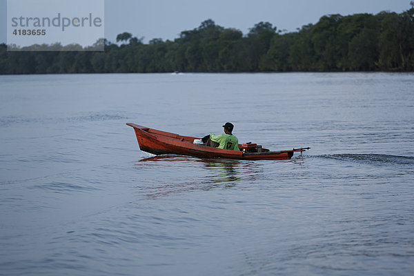 Boot auf Fluß Sungai Sekonyer im Tanjung Puting National Park  Zentral-Kalimantan  Borneo  Indonesien