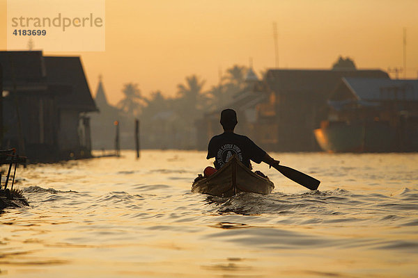 Mann in Boot auf Nebenarm von Sungai Barito bei Banjarmasin  Süd-Kalimantan  Borneo  Indonesien