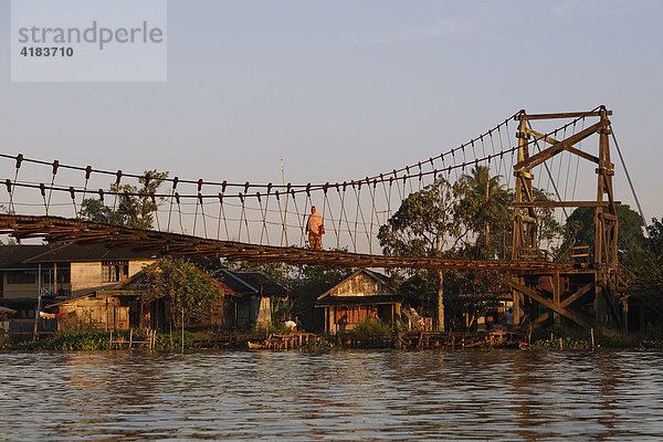 Hängebrücke über Nebenarm von Sungai Barito bei Banjarmasin  Süd-Kalimantan  Borneo  Indonesien