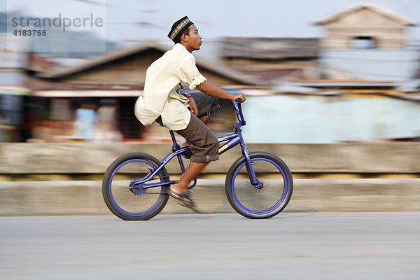 Junge auf Fahrrad  Tenggarong  Ost-Kalimantan  Borneo  Indonesien