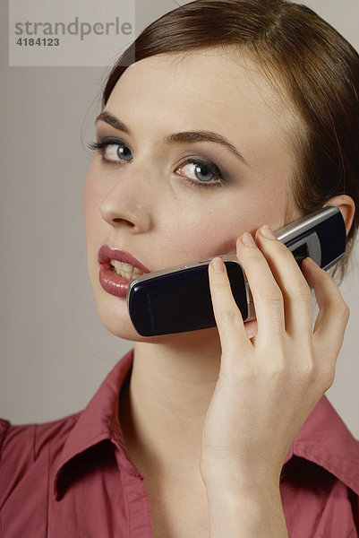 Junge Frau telefoniert mit Handy