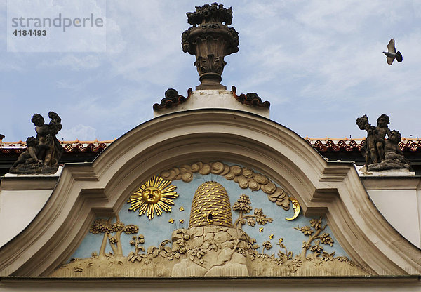 Ornamente eines Bienenstockes an Hausfassade  Altstadt  Prag  Tschechische Republik