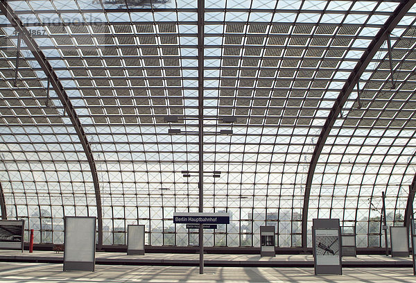 Baustelle des Lehrter Bahnhof im Regierungsviertel in Berlin Mitte  der demnaechst Berlin Hauptbahnhof heissen soll. Glasdach der Bahnhofshalle mit Solarzellen.