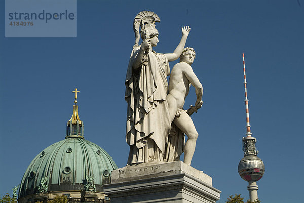 Figuren auf der Schlossbruecke mit Berliner Dom und Fernsehturm im Hintergrund bei strahlend blauem Himmel. Berlin  Deutschland.