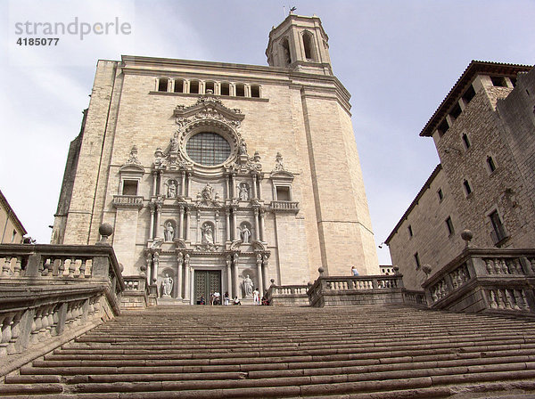 Girona  Mittelalterliche Stadt an der Costa Brava. Stufen zur Kathedrale  Spanien