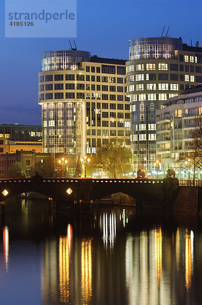 Bundesinnenministerium am Abend am Spreebogen  Berlin  Deutschland