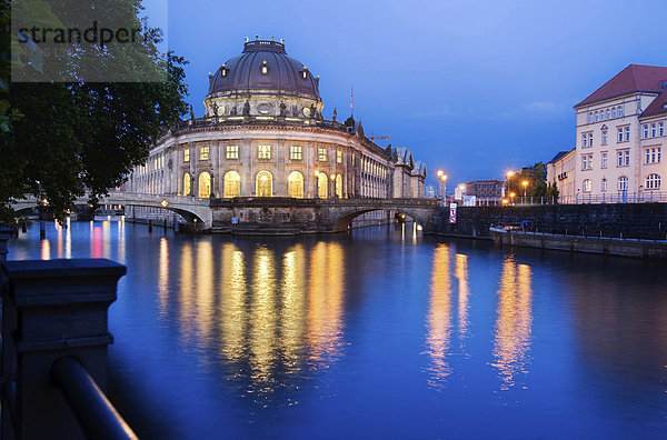 Museumsinsel  Bodemuseum am Abend  Berlin  Deutschland