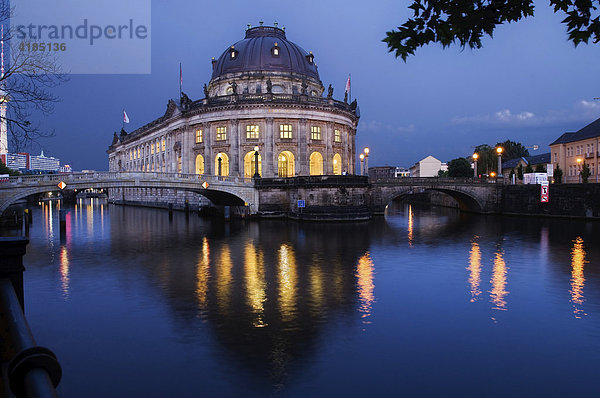 Museumsinsel  Bodemuseum am Abend  Berlin  Deutschland