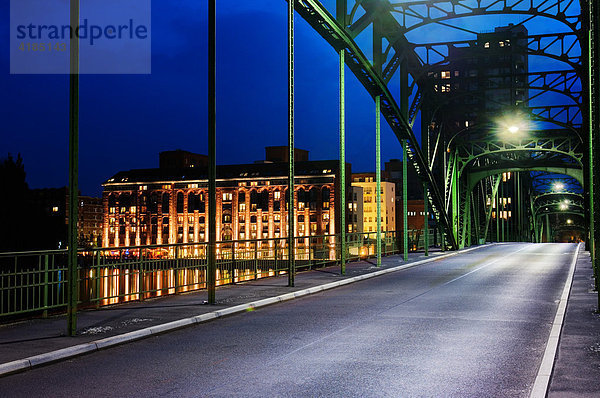 Große Eiswerder Brücke  denkmalgeschützt  Quartier Schultheiss  Spandauer Brauerei bei Nacht  Berlin  Deutschland