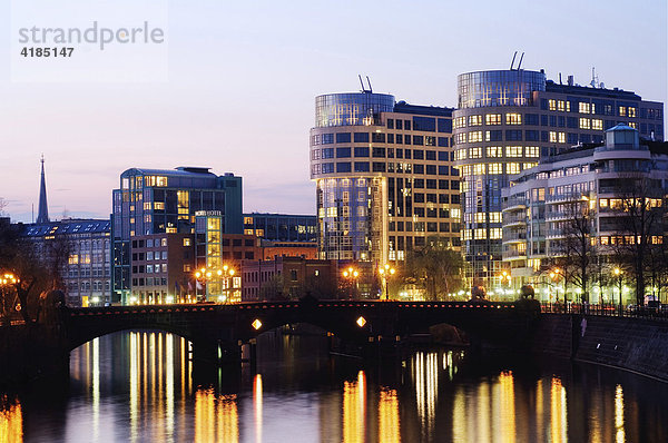 Bundesinnenministerium am Abend am Spreebogen  Berlin  Deutschland