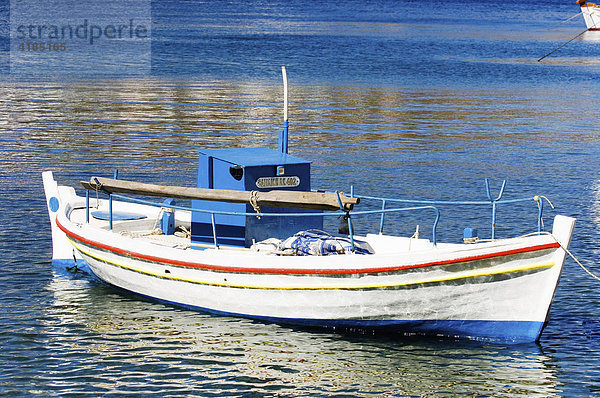 Fischerboot im Hafen von Kythnos  Kykladen  Griechenland.