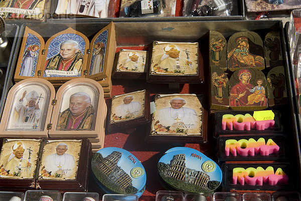 Souvenirs  Andenkenstand am Vatikan  Bilder von Papst Benedikt XVI und Papst Johannes Paul II  Rom  Italien