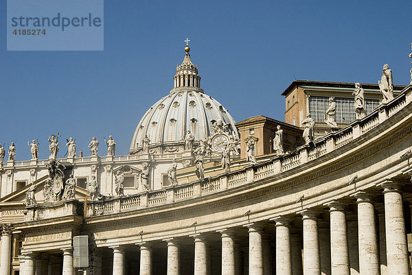 Kolonnaden rund um den St. Petersplatz mit Heiligenfiguren und Kuppel des Petersdomes  Rom  Vatikan  Italien