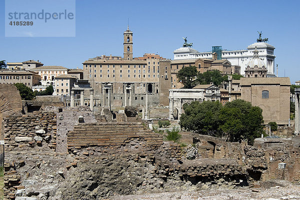 Forum Romanum  Blick über das westliche Forum Romanum  dahinter das Monument Vittorio Emanuele II.  Rom  Italien