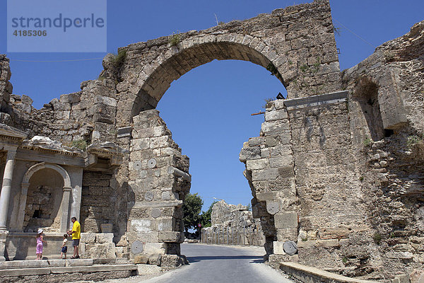 Römische Ruinen bestimmen das Stadtbild  Reste einer römischen Stadtmauer  Side  Türkei