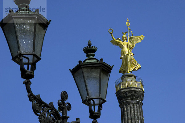 Siegessaeule am grossen Stern mit goldenem Engel. Historische Straßenlampe  Berlin  Deutschland