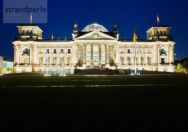 Reichstag am Abend  Gebäude des Deutschen Bundestages erleuchtet in der Dämmerung  Berlin  Deutschland