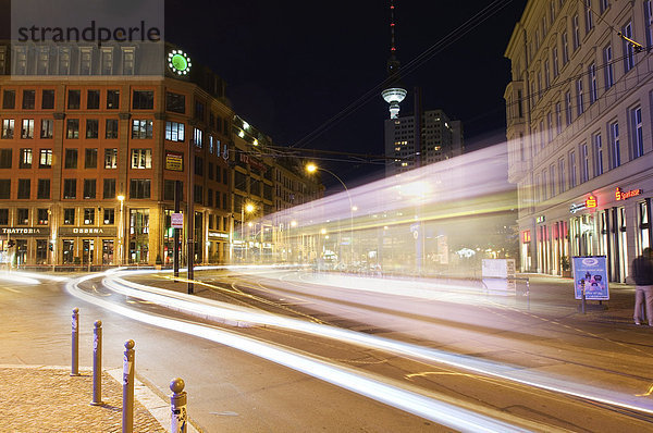 Straßenbahnhaltestelle  Straßenbahn in der berliner Innenstadt am Abend  Hackescher Markt  Berlin  Deutschland