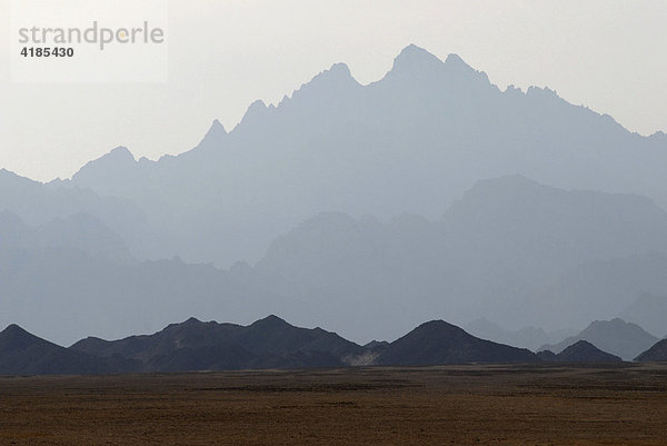 Wüste nahe Hurghada am Roten Meer. Berge in der Wüste in verschiednene Schattierungen  Hurghada  Ägypten