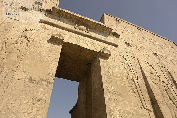 Horus Tempel - die am besten erhaltene Tempelanlage in Ägypten. Pylone des Eingangsbereichs. Haupttor  Edfu  Ägypten