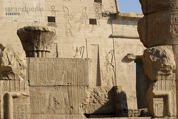 Horus Tempel - die am besten erhaltene Tempelanlage in Ägypten. Pylone des Eingangsbereichs. Haupttor  Edfu  Ägypten