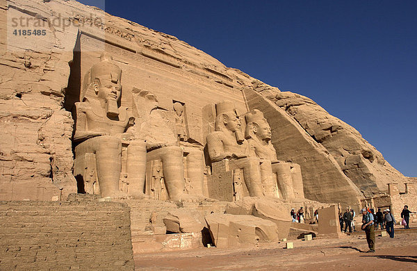 Ramses Tempel - kolossale Statuen des Pharao im Eingangsbereich  Abu Simbel  Ägypten