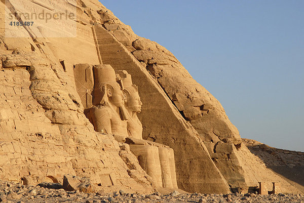 Ramses Tempel - kolossale Statuen des Pharao im Eingangsbereich  Abu Simbel  Ägypten