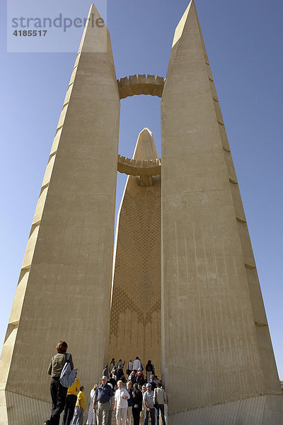 Staudamm  Denkmal für die Ägyptisch-Sowjetische Freundschaft beim gemeinsamen Bau des Assuan Staudamms  Assuan  Aswan  Ägypten