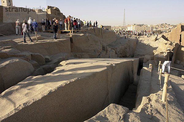 Ein unvollendeter 200 Tonnen schwerer Obelisk auf pharaonischer Zeit zeigt die Art der Bearbeitung in einem Steinbruch  Assuan  Aswan  Ägypten