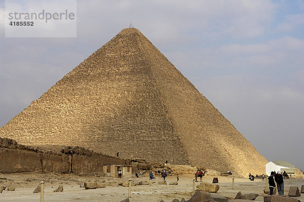 Die Pyramiden in Gizeh. Cheops Pyramide gegen Himmel  Gizeh  Kairo  Ägypten