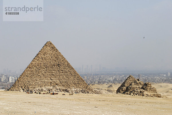 Die Pyramiden in Gizeh. Mykerinos Pyramide und die kleines Königinnen Pyramiden  Gizeh  Kairo  Ägypten