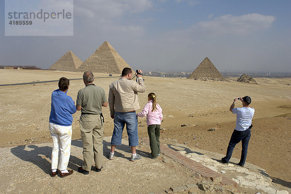 Die Pyramiden in Gizeh. Cheops  Chephren  Mykerinos Pyramide (v.l.)  Gizeh  Kairo  Ägypten