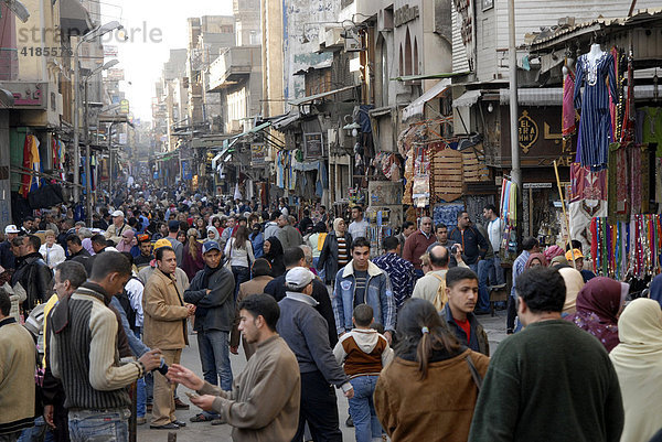 Kairo - Khan al-Khalili - Altes moslemisches Viertel mit Geschäften und Basaren. Volle Strassen. Menschenmenge  Kairo  Ägypten