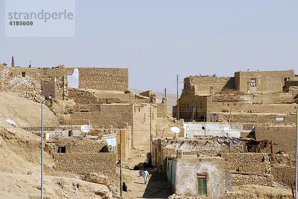 Nilkreuzfahrt. Dorf zwischen Wüste und Nilufer  Ägypten