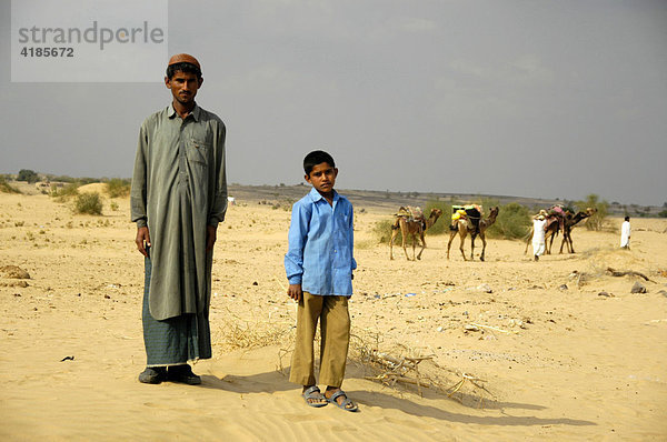 Zwei indische Jungen stehen in der Wüste Thar bei Jaisalmer  Rajasthan  Indien  Asien