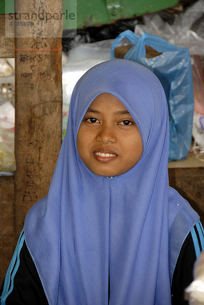 Muslime Mädchen mit Kopftuch auf dem Basar  Sandakan  Sabah  Borneo  Malaysia  Asien
