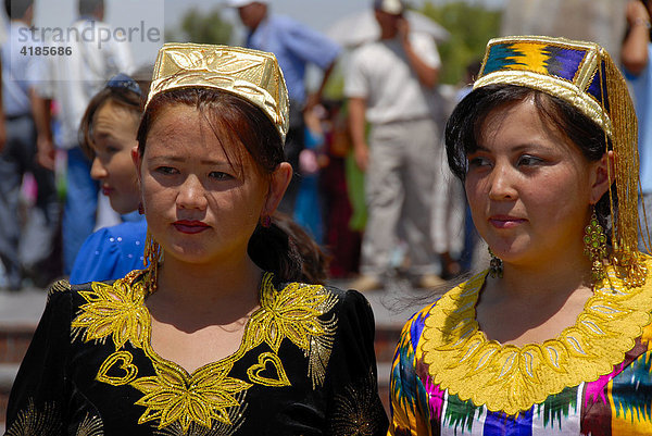 Feierlich gekleidete junge Usbekinnen  Shah e Sabz  Usbekistan  Asien