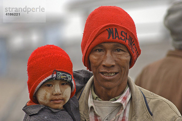 Vater und Sohn mit Wollmütze  Myanmar  Burma