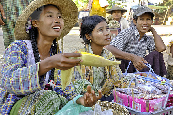 Verkäuferinnen am Mount Popa  Myanmar  Burma