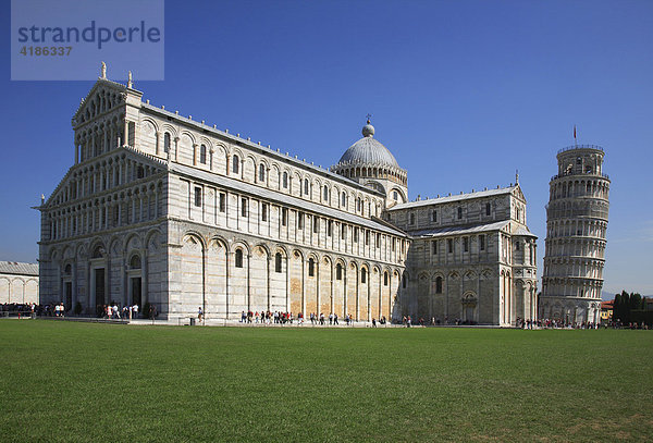 Platz der Wunder mit Dom Santa Maria Assunta und schiefer Turm  Pisa  Toskana  Italien