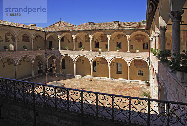 Basilika San Francesco  Kreuzgang im Kloster  Assisi  Umbrien  Italien